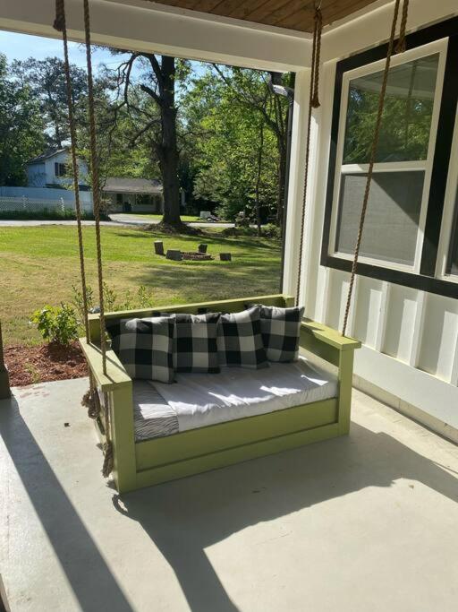 Cozy 2-Bedroom Farmhouse With Parking On Premise Smyrna Kültér fotó